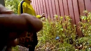 La rubia practicó con un peso petardas ardientes a dos manos y luego con un miembro grande de un amigo en el gimnasio