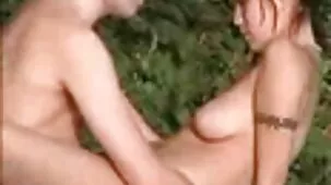Besó a su novia tetona en pareja ardiente xxx el culo