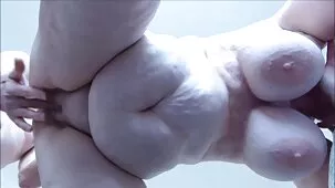 Durante el sexo público en el auto, una petardas ardientes hermosa chica latina experimentó un magnífico orgasmo