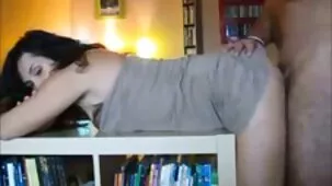 La niña accedió a fumar de pie con un extremo en video ardientes la garganta