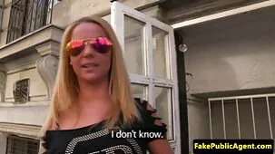 Extraño besa a una mujer rusa ardientesxxx en mini pantalones cortos de mezclilla en el baño