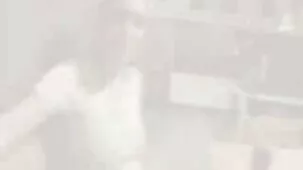Los hombres colegialas mexicanas ardientes en el autobús disfrutan acariciando a una puta con gafas en una falda corta