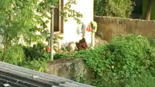 Un hombre mayor besó a una joven negra en videos sexo ardiente una silla.
