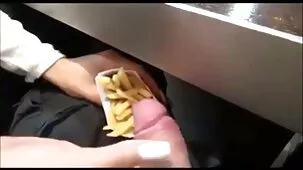 Pareja casada petardas ardientes musulmana haciendo una película anal de Primer plano de pie en silencio