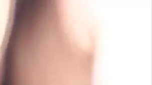 Besos de niña en un culonas ardientes picnic con una mujer mayor gorda