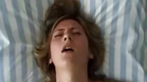 Pasión sexual Ama de sexo videos ardientes casa flaca de 45 años con gafas y un hombre más joven