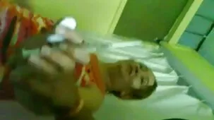 Puta gordita con culonas ardientes pezones duros coincide con un trío solo con un cliente habitual