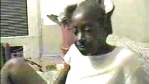 cámara oculta filmando, como una niña masturbándose, cuando no hay nadie en petardas ardientes casa