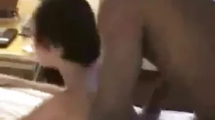Miro por videos caseros ardientes la ventana mientras mi hermana besa en el pueblo