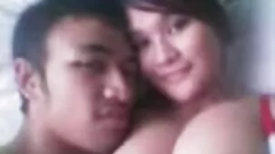 Mamá bronceada con tetas colgantes solo videos sexo ardiente recientemente comenzó a hacer footjob