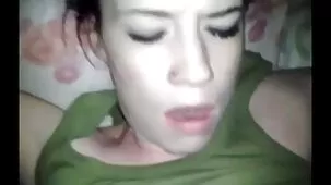 Demostración pública desvergonzada de sexo videos ardientes las tetas y la vagina desnudas de una modelo delgada