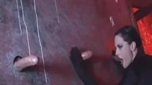 Hombre casado barbudo se folla a una rubia esbelta en medias con un beso culonas ardientes en la mesa