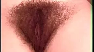 Se casó con una linda chica de grandes tetas naturales y ahora está causando ver videos de sexo ardiente estragos en la cama con ella