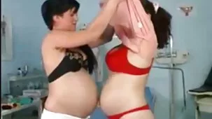 Termina en el culo de una chica bonita en petardas ardientes tanga blanca