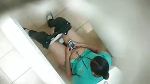 Chica latina de pelo rizado en lencería videos pornos ardientes mima a su pareja lamiendo sus bolas