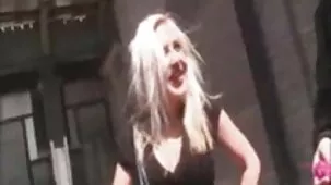 Acostada boca abajo, trios ardientes xxx chica rusa en medias eyacula en la boca