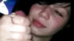 MILF videos de sexo ardiente chupando su pene en la piscina y corriéndose en su pecho