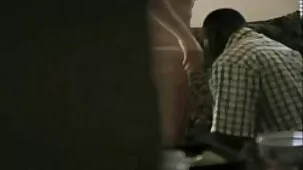 en sí misma una pequeña asiática en uniforme, la sirvienta lesbianas ardientes follando cumple con todos los caprichos orales y vaginales de su pareja