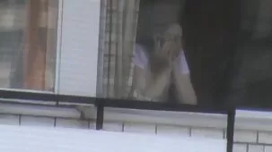 Un hombre con gafas se sube a videos de mexicanas ardientes una mujer china en miniatura en ropa interior y la besa con confianza