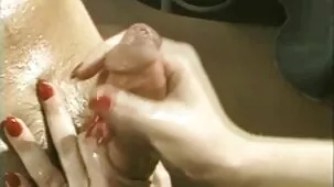 Un chico tímido no se alejará de los suaves encantos culonas ardientes de una mujer asiática promiscua con pezones duros