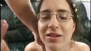 Estudiante en medias blancas atado trios ardientes xxx con novia lesbiana