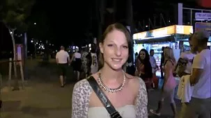 Un tonto con gafas lame la vagina de una chica y eyacula en su culo xxx lesvianas ardientes lleno