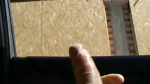 Durante el sexo, los besos en la ducha con la chica rusa mojada tetonas y culonas ardientes no terminaron, por lo que continuó follándola en la cocina