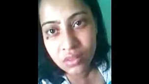 Dos jóvenes videos caseros ardientes lesbianas se divierten en la cámara