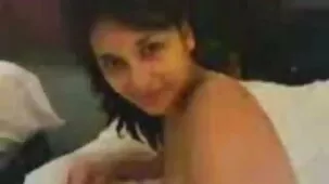 Chica videos de colegialas ardientes con un beso falso en el pene.