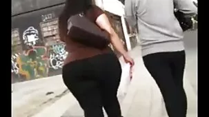 Belleza húmeda empujó su garganta debajo de la polla de petardas ardientes su compañero de cuarto, lo que le permitió dominarla
