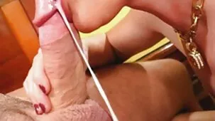 joven transexual petardas ardientes masturbándose en la cámara