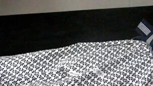 Suave sexo matutino de video ardientes una joven pareja enamorada en el suelo del salón