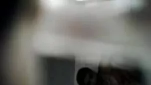 Rubia azotada con esposas y luego videos lesbicos ardientes la folló en un puesto de cáncer