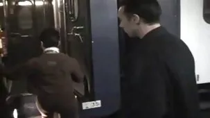 Chico se videos pornos mexicanos calientes folla a una chica roja rusa con un beso, mirándola por su pequeño crecimiento