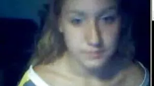 Nena está bellamente envuelta mamas ardientes xxx alrededor del pene en la posición de vaquera