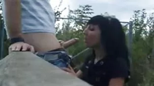 Propuso su mamas ardientes xxx gran polla blanca a una chica asiática en miniatura con un piercing en el pezón