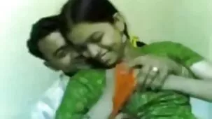 Besó mamas ardientes xxx a su novia sexy en ropa interior, luego la acaricia y luego folla