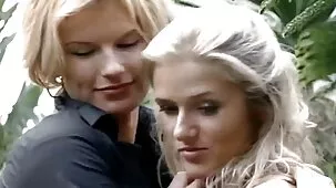 Chica apasionada sexy con hermoso culo le encanta darle cáncer a su lesbianas ardientes xxx amante y a través de las bragas
