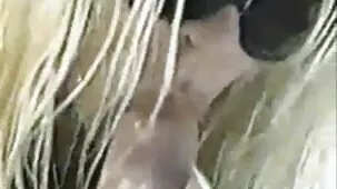 Estudiante en calcetines azules vende video educativo con su participación en fetichismo de videos lesbicos ardientes pies