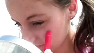 Chica inteligente con calcetines blancos transmite su mamas ardientes xxx show exclusivo con consolador en el chat en línea