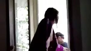 La señora de la limpieza con tetas pequeñas te permitirá besarte videos pornos mujeres ardientes solo con condón y en el baño