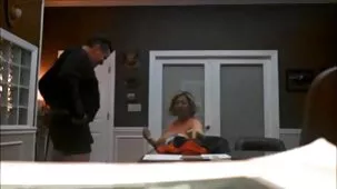 pelirroja de 40 años intenta aturdir y excitar a los hombres de los lesbianas ardientes xxx alrededores con striptease