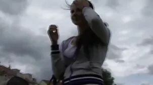La morena estaba tan conmovida por el regalo videos sexo ardiente que estaba lista para inclinarse ante su novio cáncer en el suelo de la alfombra