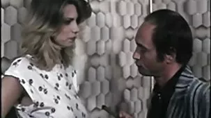 Pene penetra profundamente la corteza del coño miope en la falda de mamas ardientes xxx mezclilla