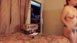 Chica en pantalones de mezclilla cortó mal el cabello de un cliente, videos de sexo ardiente y ahora él le pide que lo sople