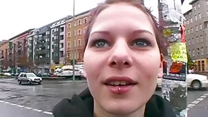 La chica tetonas calientes follando está follando su gran culo