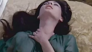 Chica en pantalones de mezclilla necesita un descanso culonas ardientes para fumar antes de un beso anal