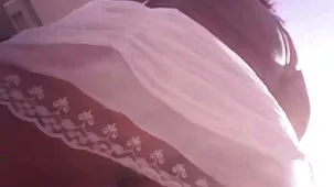 detuvo el coche al volante de nuevo para tocar su coño peludo ardientesxxx con los dedos.