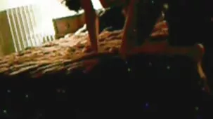 A una chica guapa de tetas naturales le gustaría el romance, no petardas ardientes solo un beso