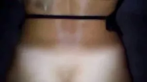 Una mujer solitaria emite su placer consigo misma en el cielo ver videos de chicas ardientes